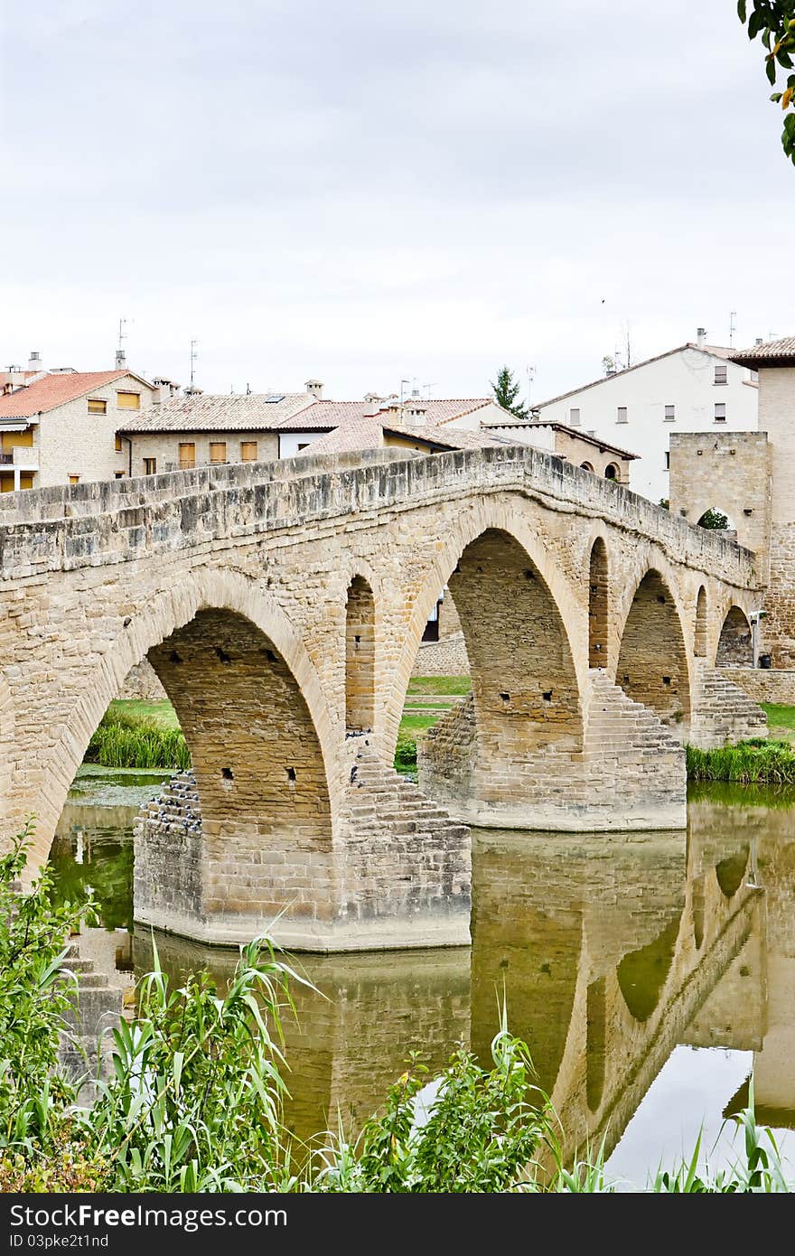 Romanesque bridge over river Arga, Puente La Reina, Road to Santiago de Compostela, Navarre, Spain