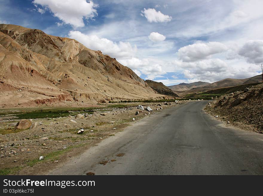 A spectacular and breathtaking view of the road to leh, the monotonous beauty