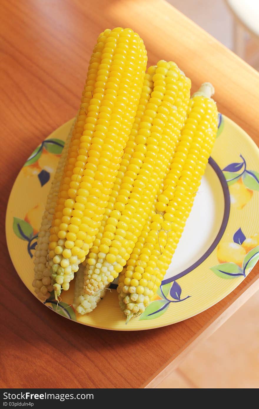 Boiled sweetcorn on a plate