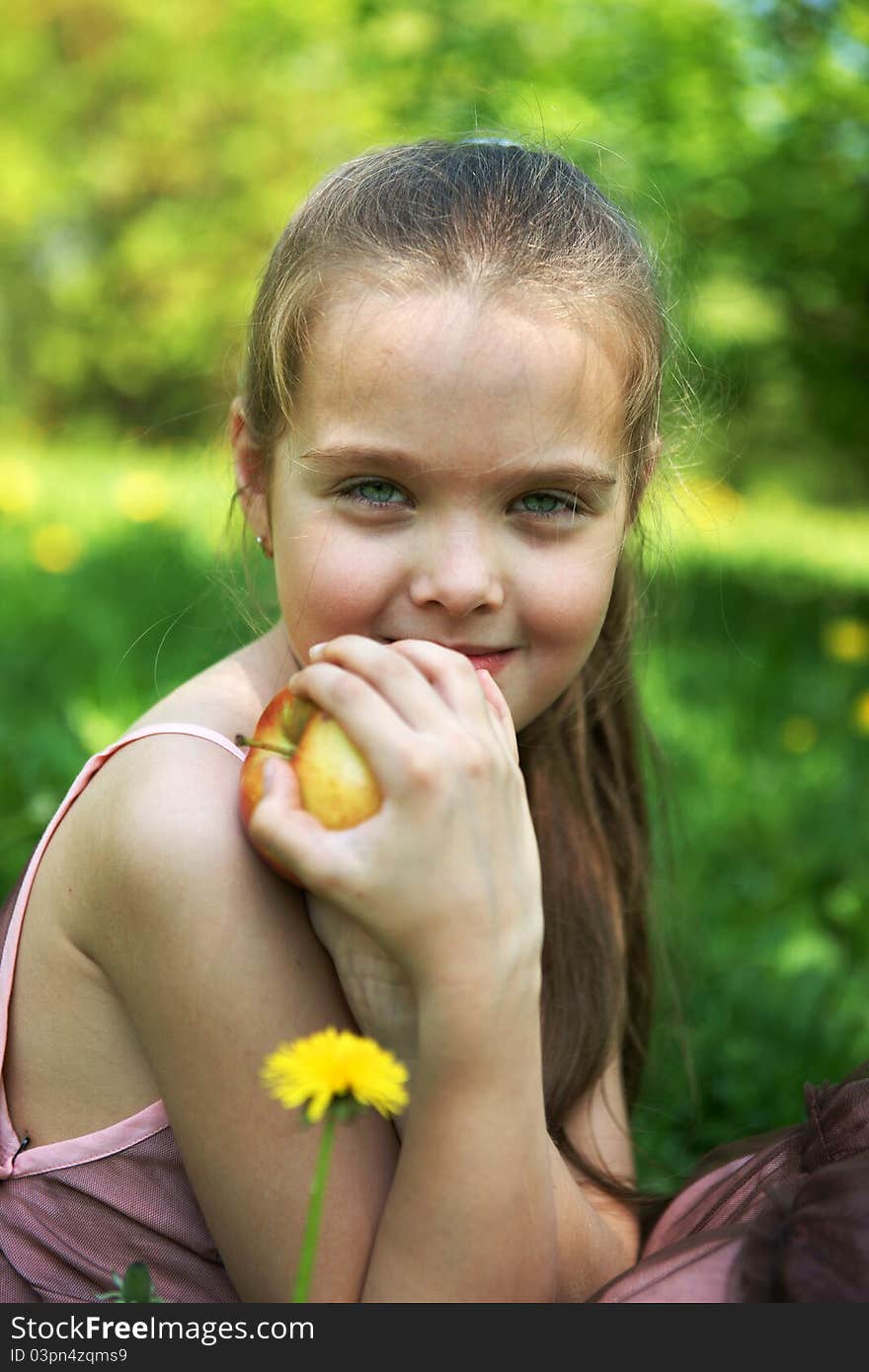 The little girl with an apple