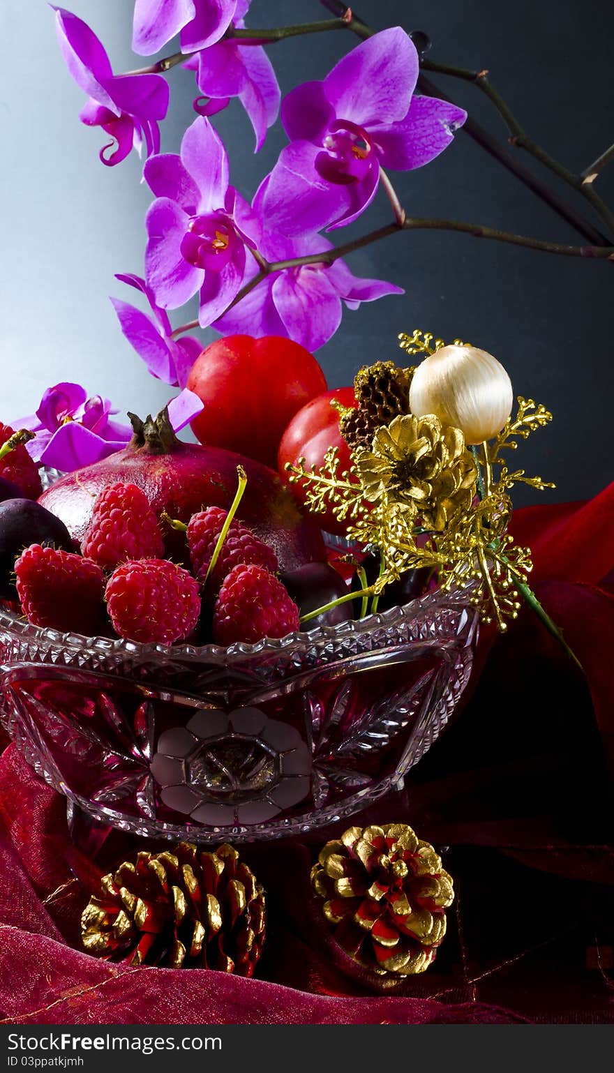 Fruit bowl with fruit