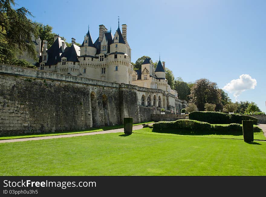 A picture of the Ussé castle taken in the afternoon.