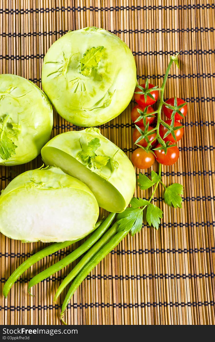 Kohlrabi, tomatoes and young peas