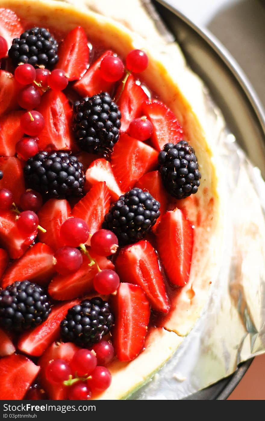 Half different fruits cheesecake