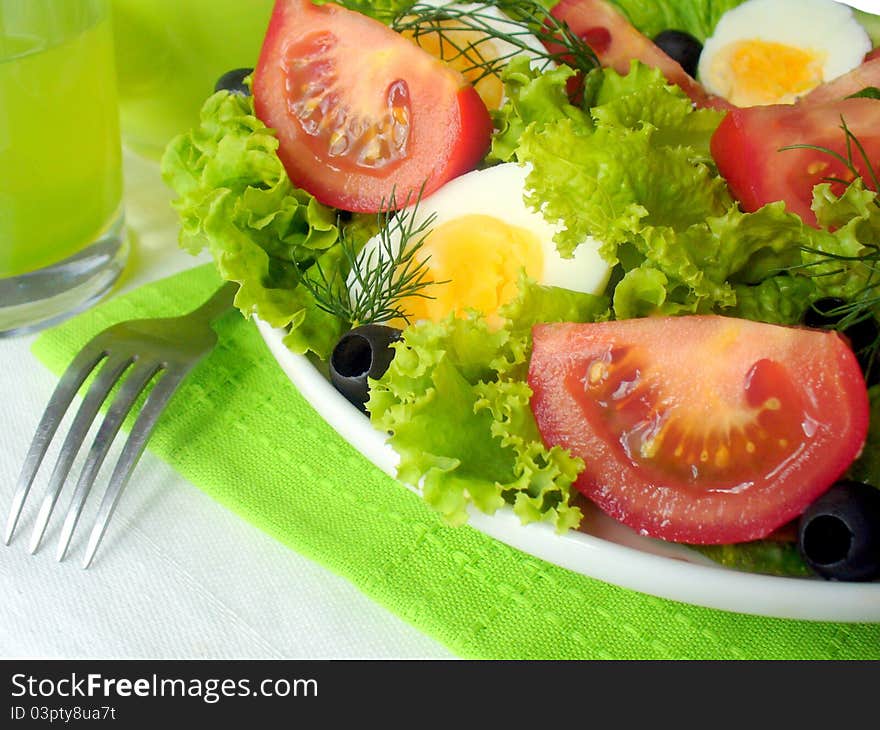 Fresh salad with eggs,tomatoes and lettuce