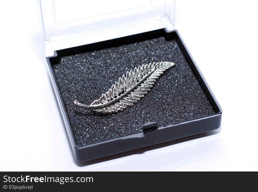 A Leaf brooch for women accessories