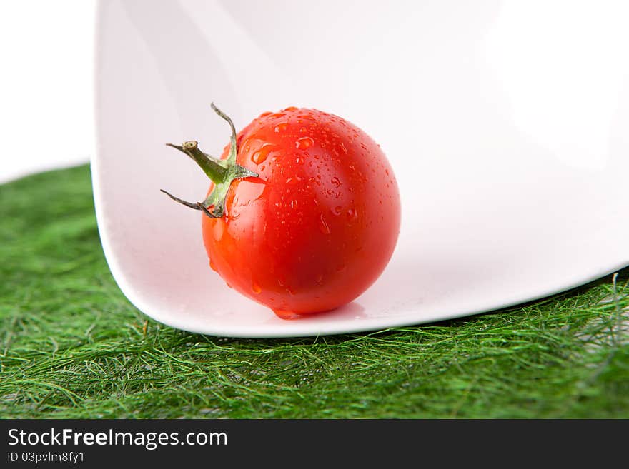 Fresh tomatoes with green leaf