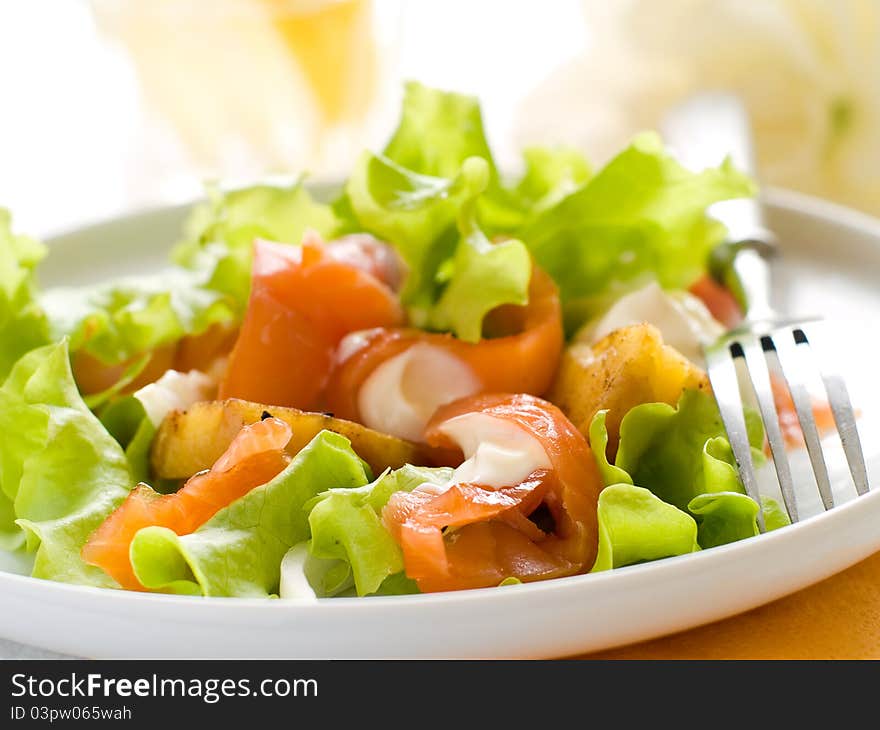 Potato salad with smoked salmon and lettuce