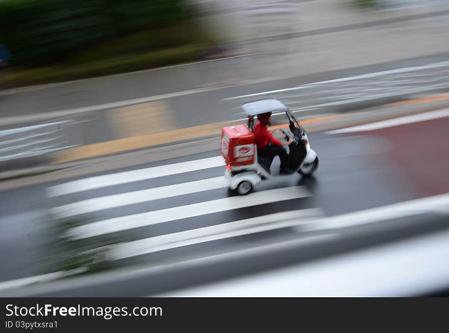 Tokyo rain pizza delivery