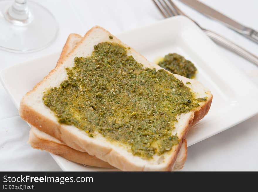 Italian pesto toast