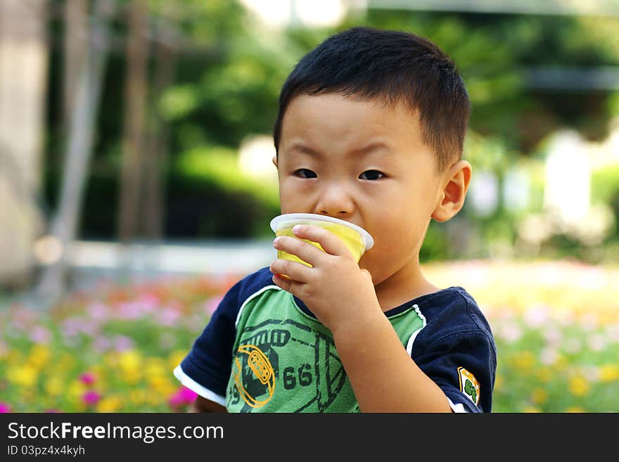 Little boy in the draft jelly photo was taken on:2011.9.4