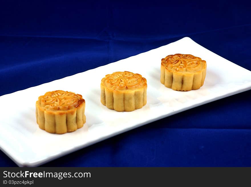 Moon cakes in the white plate photo was taken on:2011.9.4