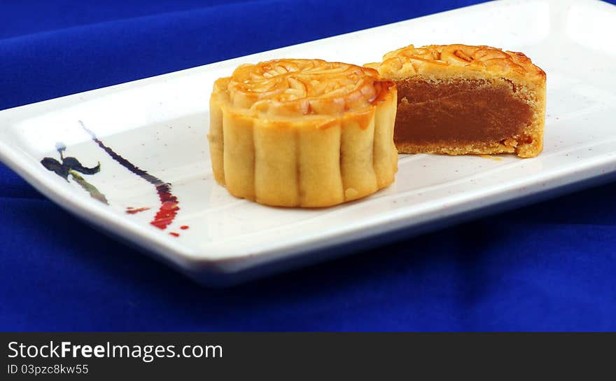 Moon cakes in the white plate photo was taken on:2011.9.4