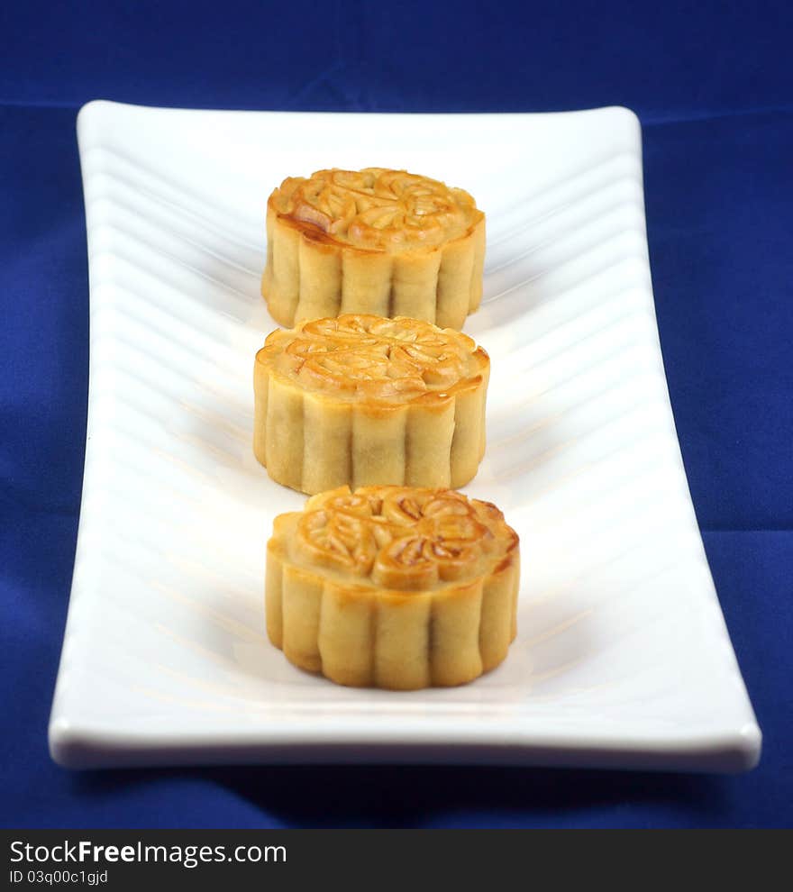 Moon cakes in the white plate photo was taken on:2011.9.4