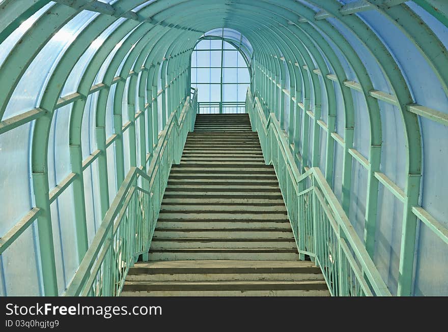 Steps upwards and downwards in an elevated pedestrian crossing