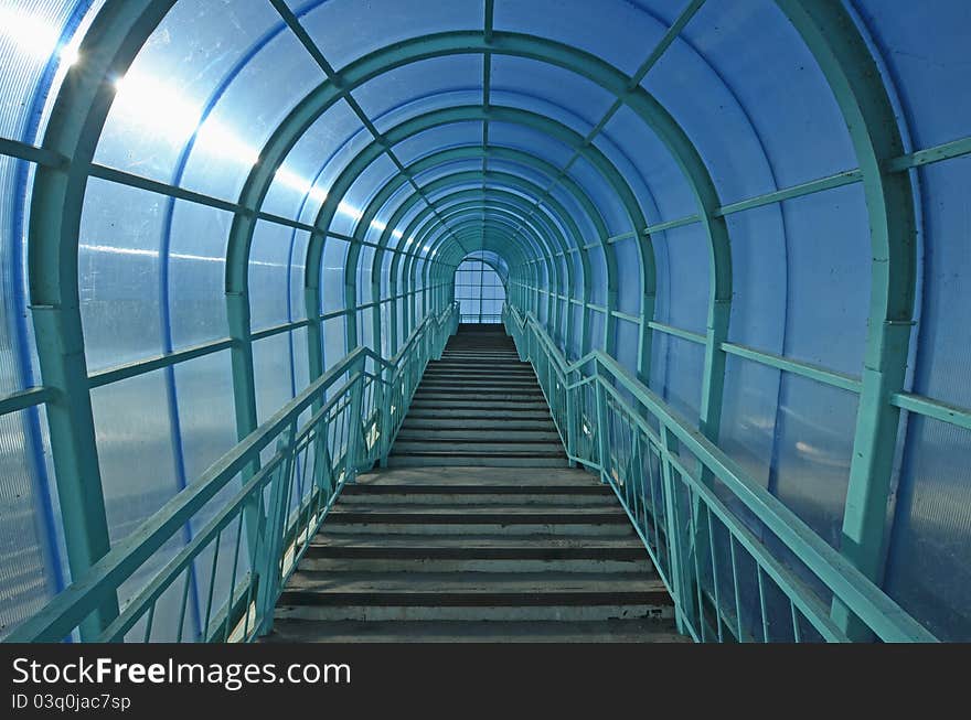 Steps upwards and downwards in an elevated pedestrian crossing