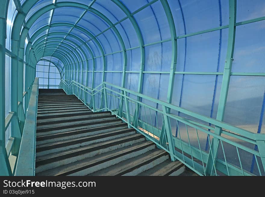 Steps upwards and downwards in an elevated pedestrian crossing