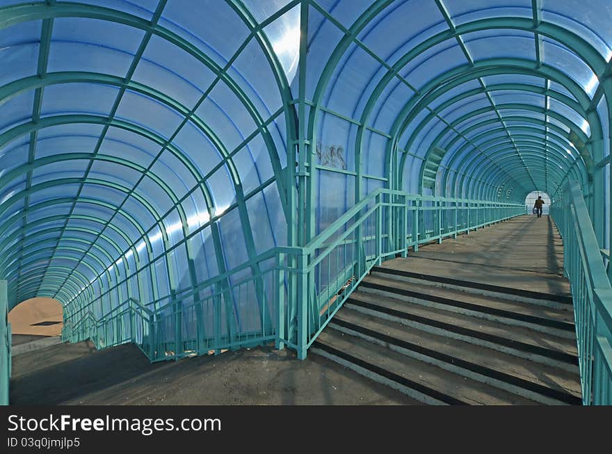 Steps upwards and downwards in an elevated pedestrian crossing