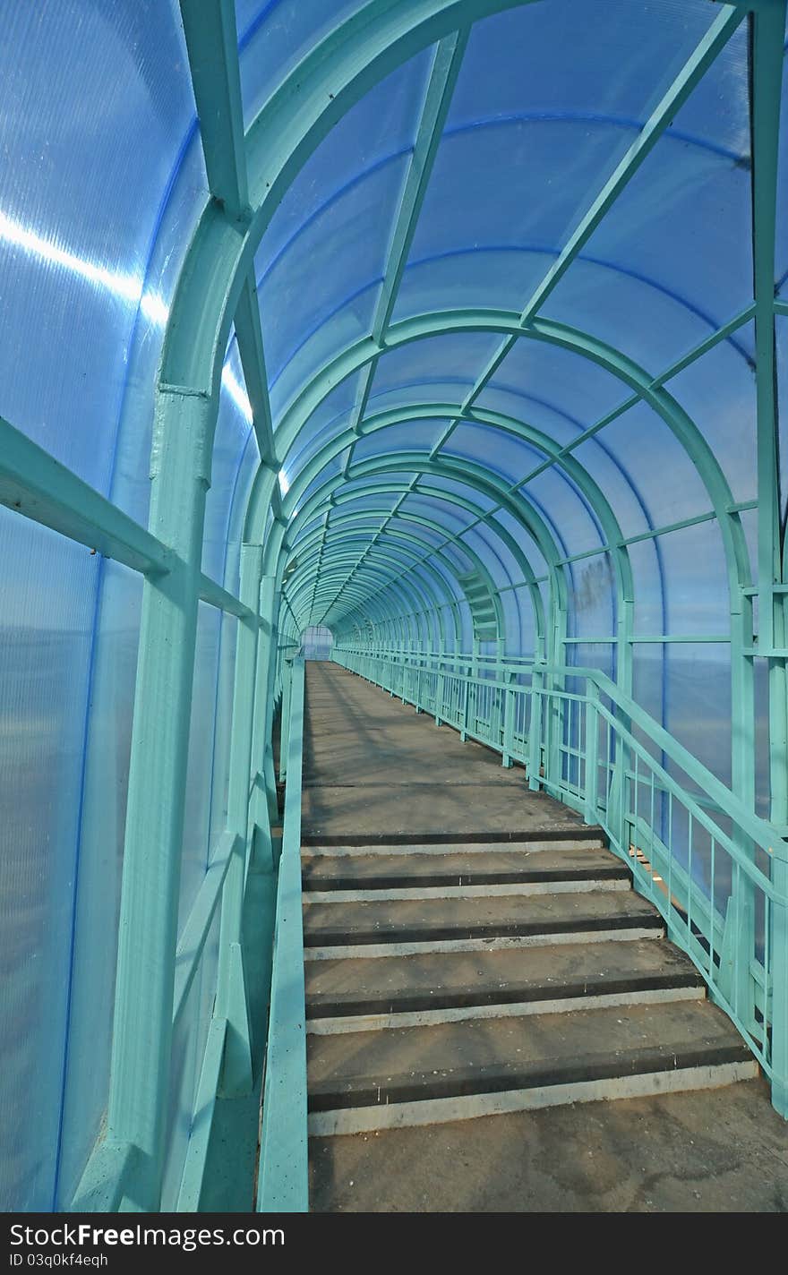 Steps upwards and downwards in an elevated pedestrian crossing