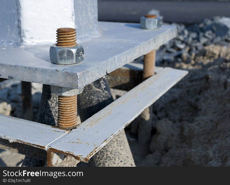 Fastening a metal column with screws and bolts