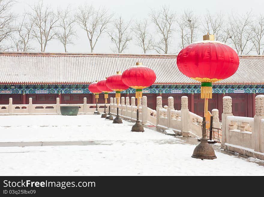 Red lanterns in front of the palace