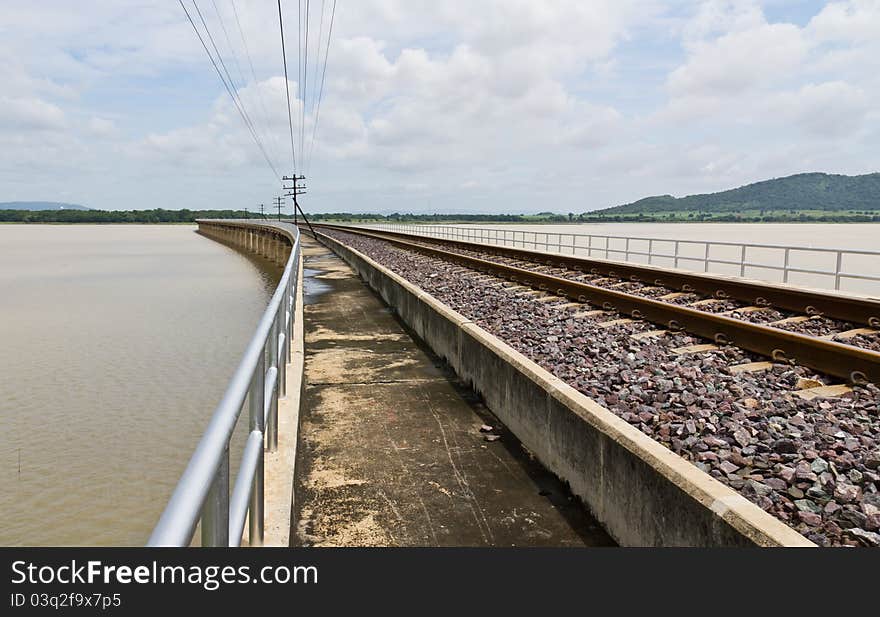 Railroad tracks curving1