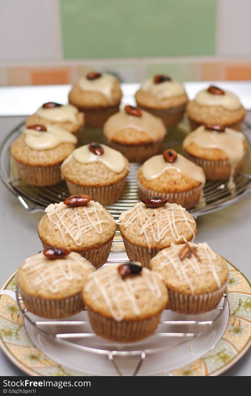 Vanilla and white chocolate frosting cupcakes