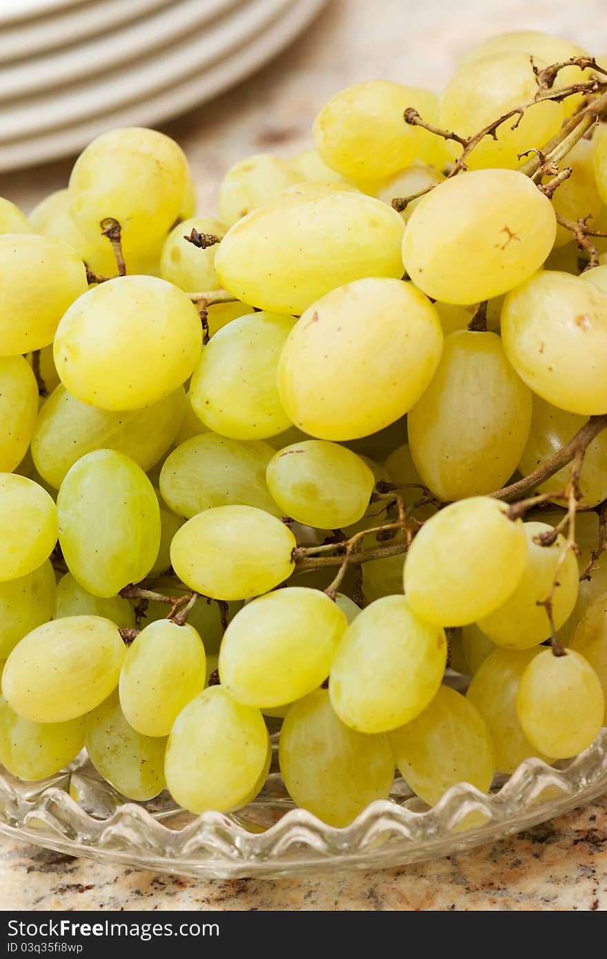 A plate of fresh and sweet green grapes