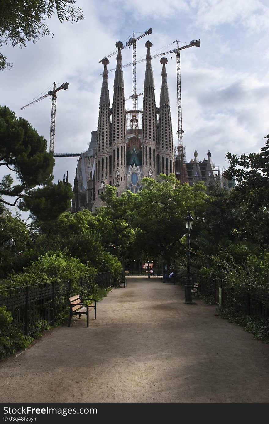 Picture of the Sagrada familia taken from the park infront of it in a cloudy day