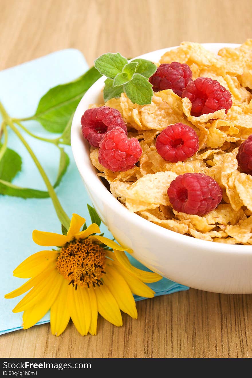 Corn flakes with raspberries