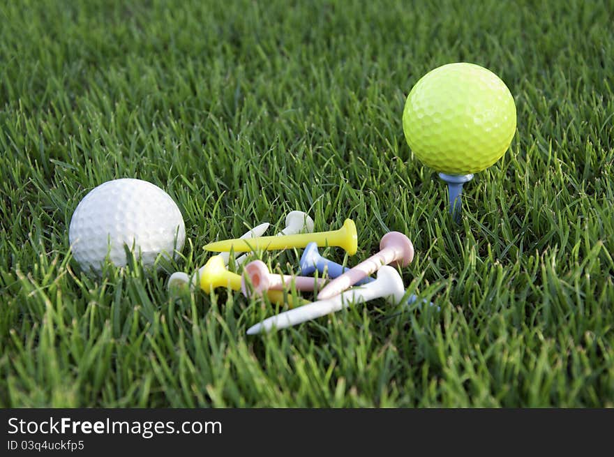 Balls of golf white and yellow.