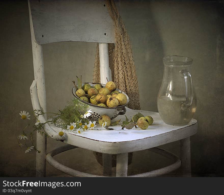 Pears and jug with water