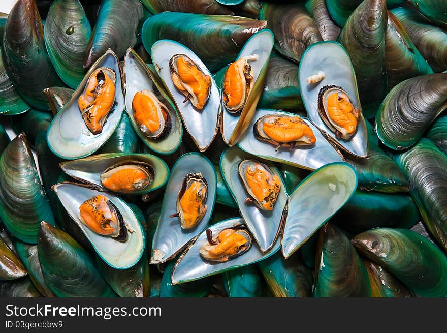 Fresh mussels at the market in Thaillnd