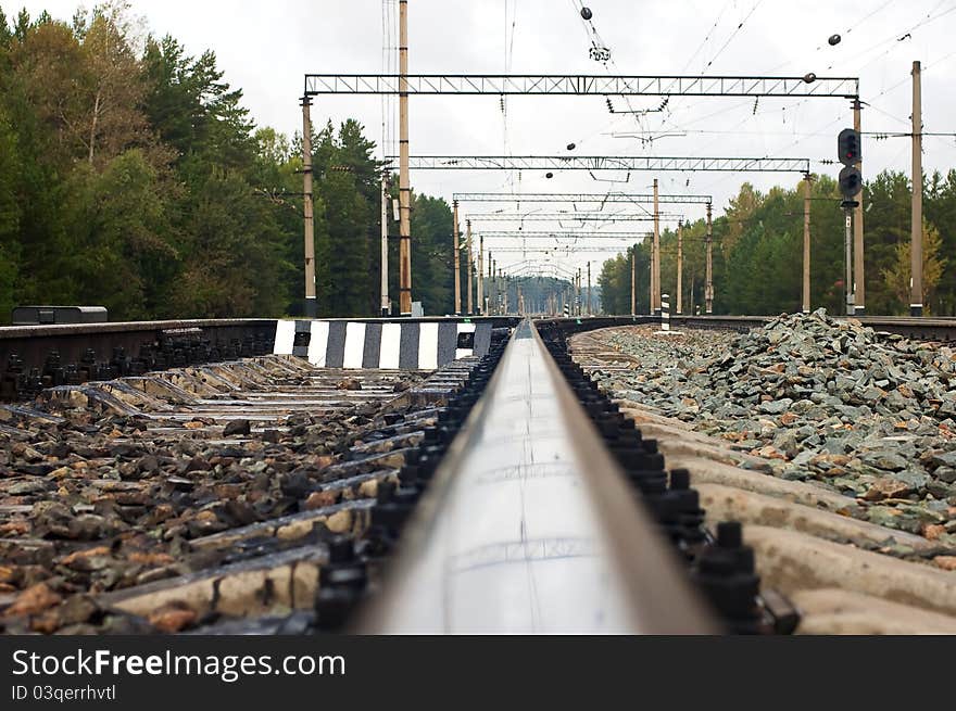 Tracks and rails with arrows and a traffic light