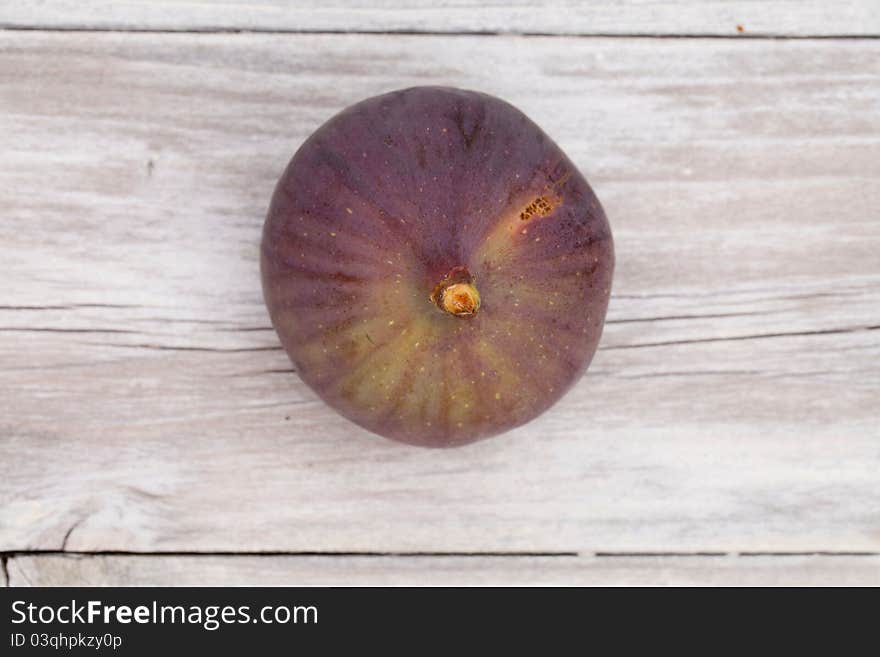 One fig lying on a table