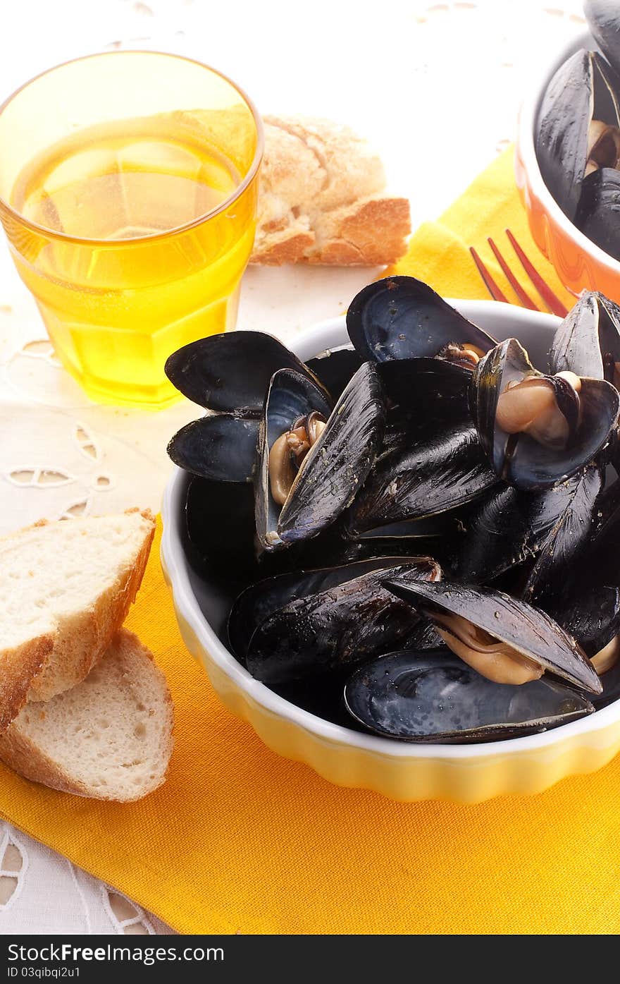 Fresh mussel with bread and wine