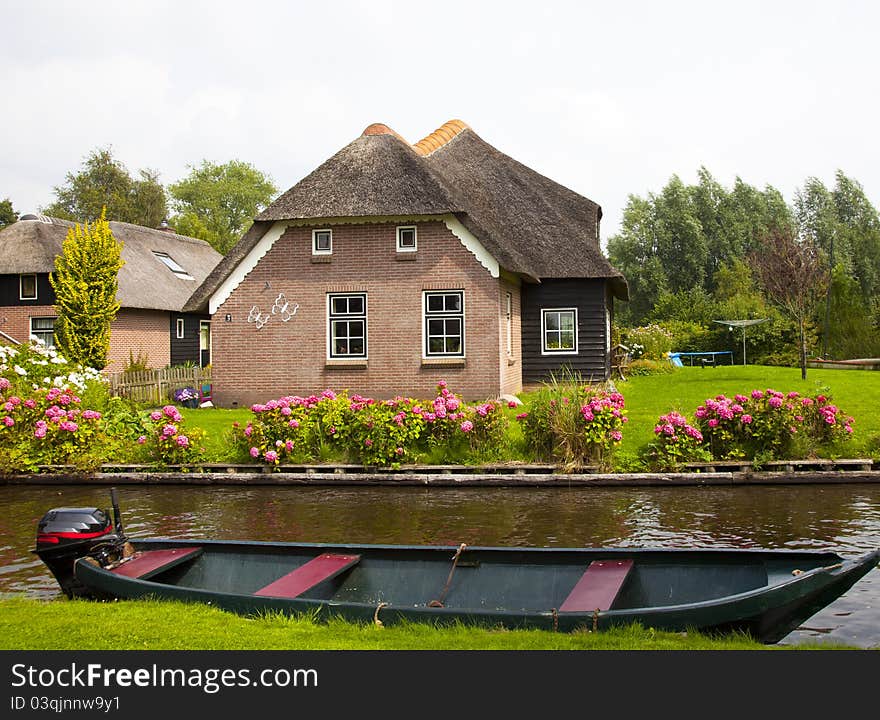 Old traditional dutch house in giethoorn