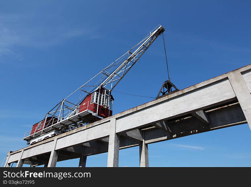 Shipyard ramp for moving the load and containers at the loading dock