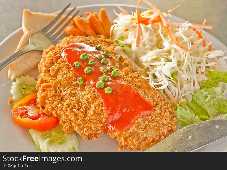 Fried fish and vegetables salad