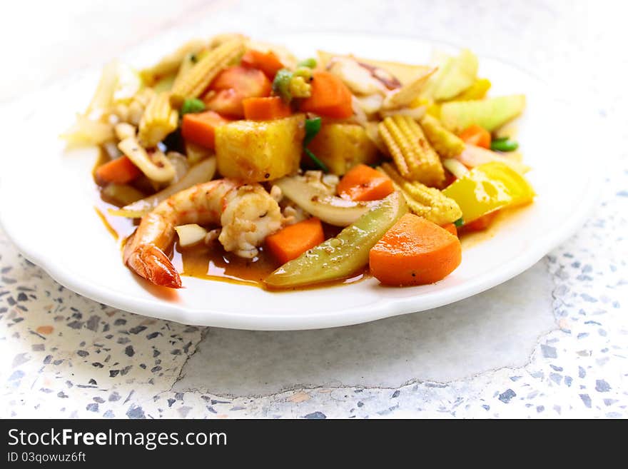 Carrot,cucumber and other fried with hot oil.