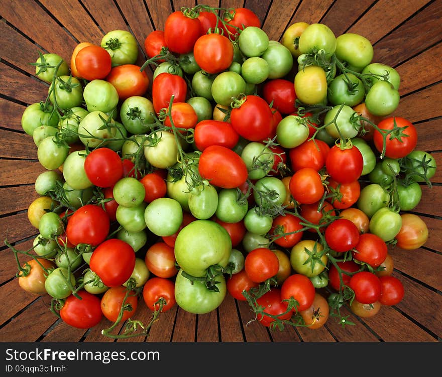 Red and green tomatos on a table