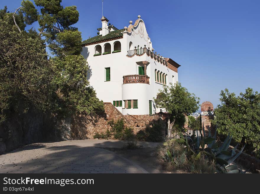 Picture of the white Gaudì house in the park Guell