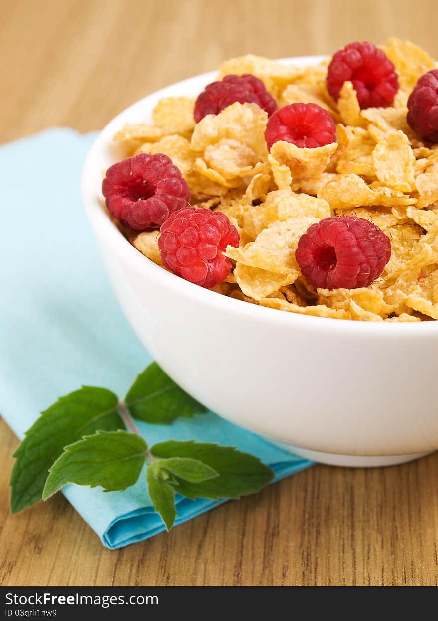 Corn flakes with raspberries