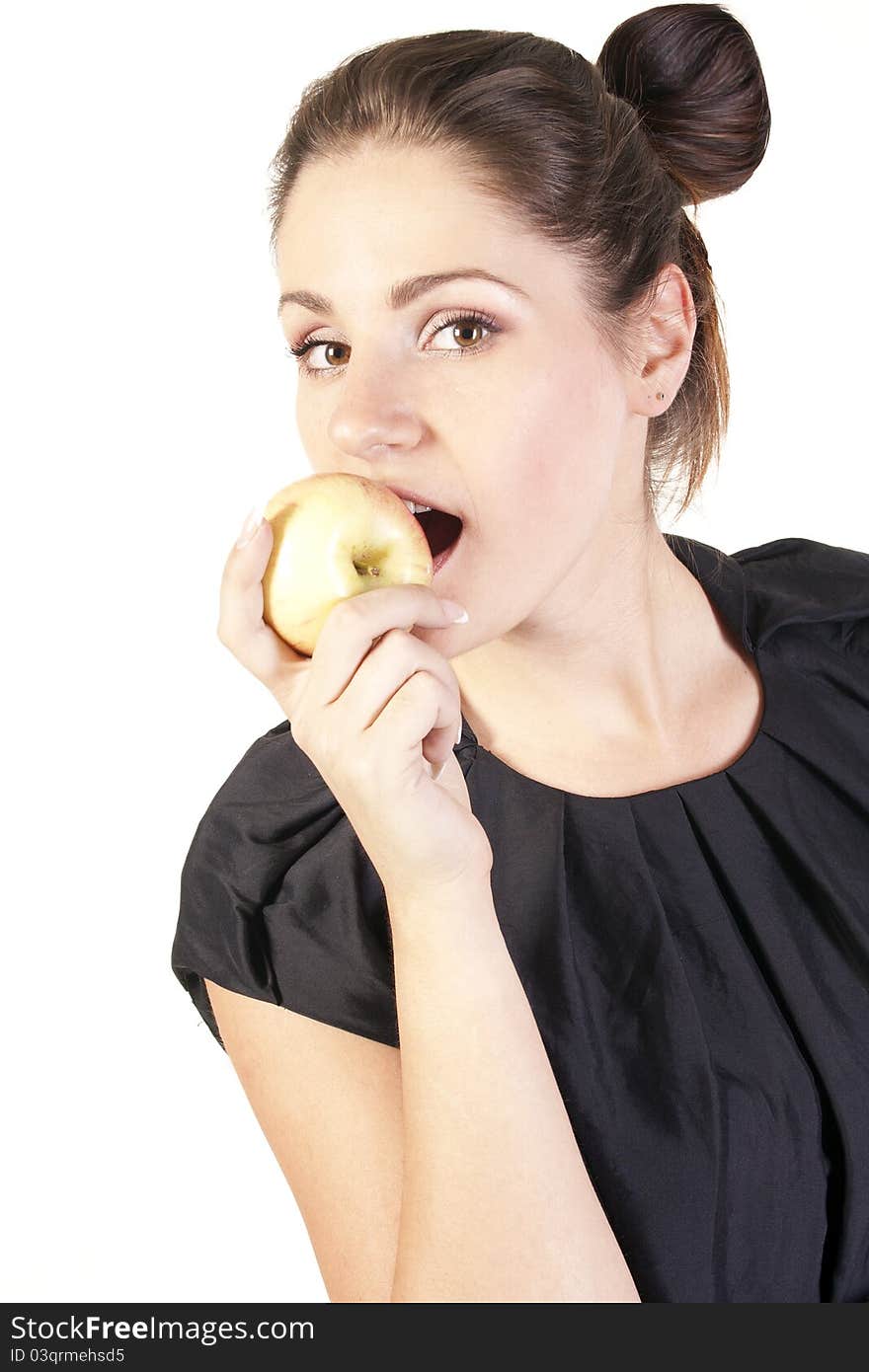 Young woman eating apple