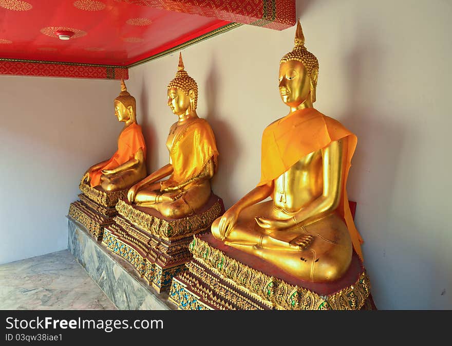 Golden sitting Buddha statues in Wat Pho