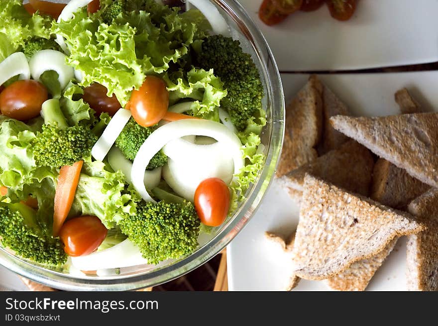 Mixed salad and wheat bread