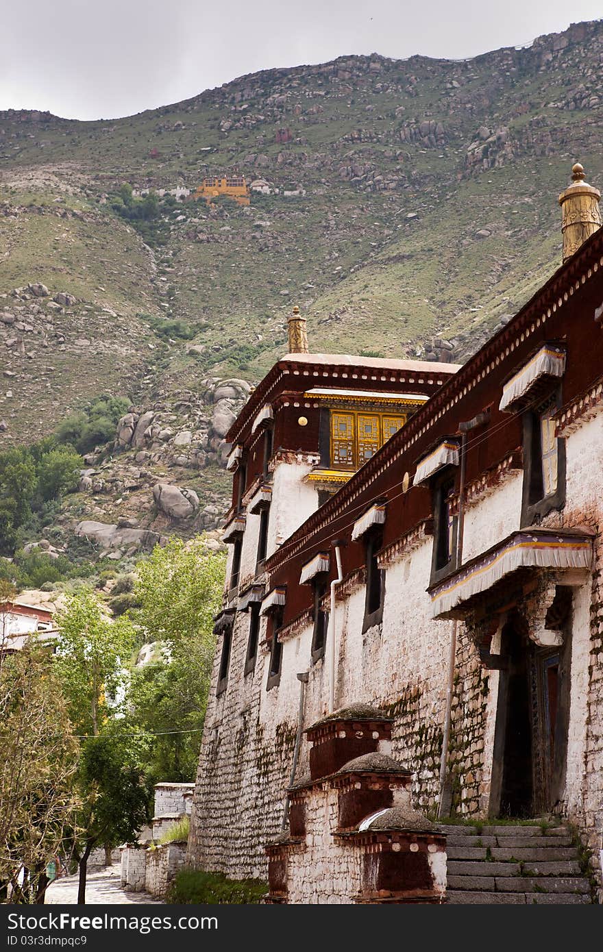 The Sera Monastery at the foot of Tatipu Hill is located in the northern suburb of Lhasa,It is one of three famous monasteries in Lhasa. The Sera Monastery at the foot of Tatipu Hill is located in the northern suburb of Lhasa,It is one of three famous monasteries in Lhasa