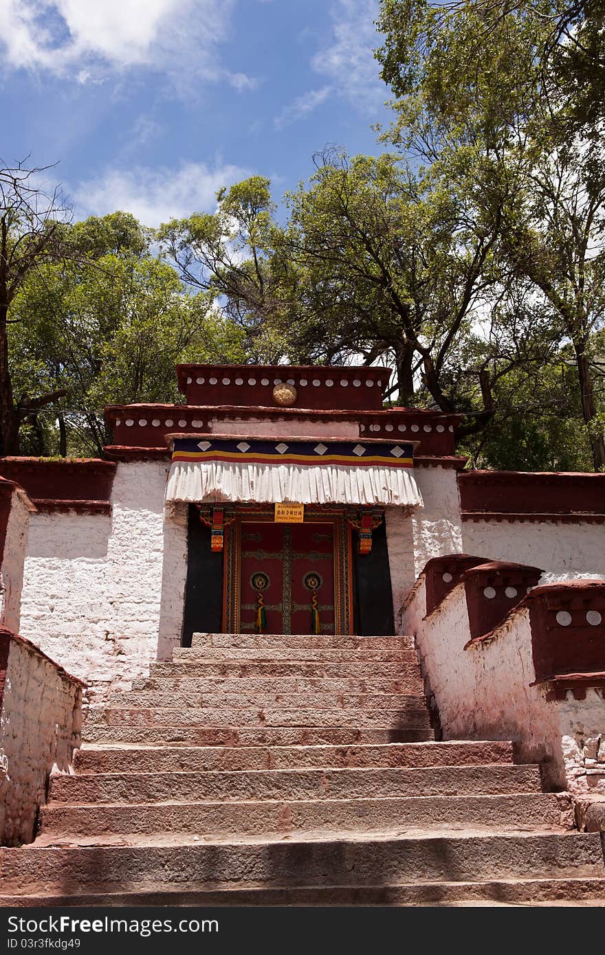 The Sera Monastery at the foot of Tatipu Hill is located in the northern suburb of Lhasa,It is one of three famous monasteries in Lhasa. The Sera Monastery at the foot of Tatipu Hill is located in the northern suburb of Lhasa,It is one of three famous monasteries in Lhasa