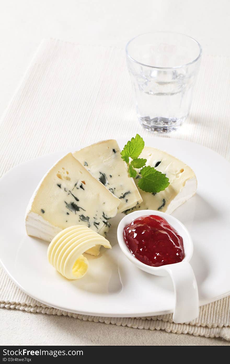 Wedges of blue cheese and fruit preserve