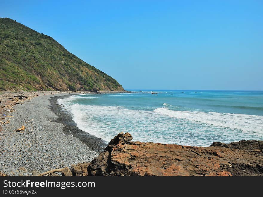 I walk at the beach, I see the seabord